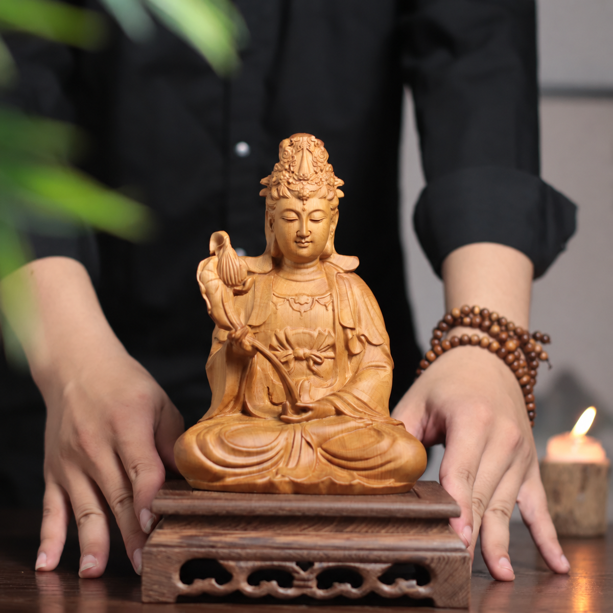 Mahasthamaprapta Lotus Statue in Cypress Wood — Product photo 3