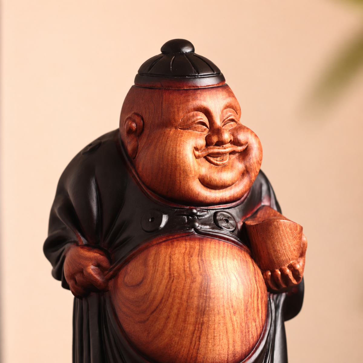 Smiling Prosperity Figure with Ingot in Solid Wood — Product photo 5