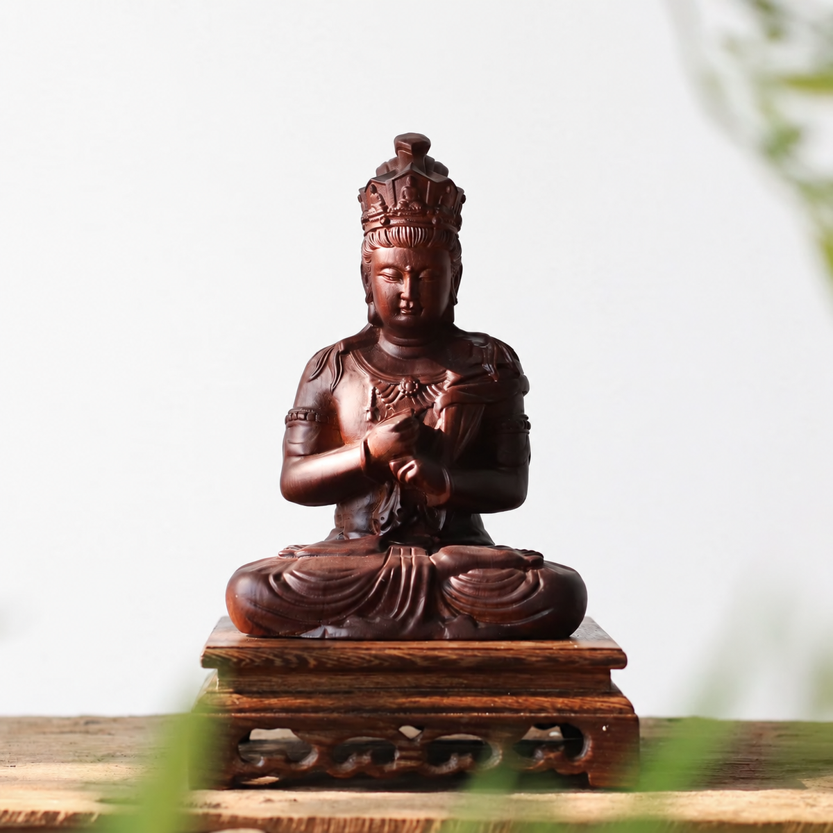 Vairocana Buddha Statue in Padauk Wood — Product photo 1