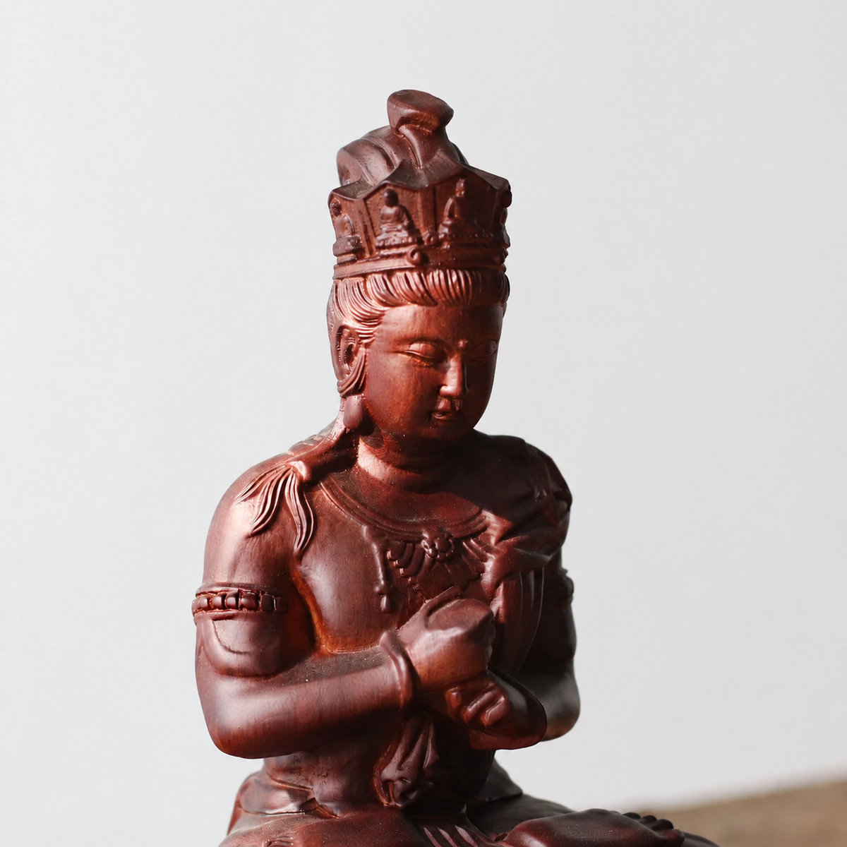 Vairocana Buddha Statue in Padauk Wood — Product photo 2
