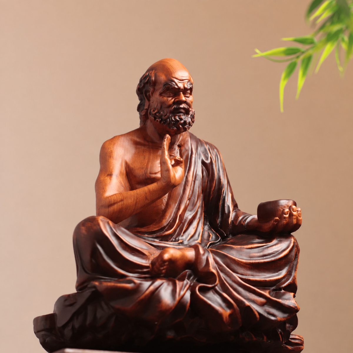 Large Meditating Bodhidharma Statue in Padauk Wood — Product photo 5
