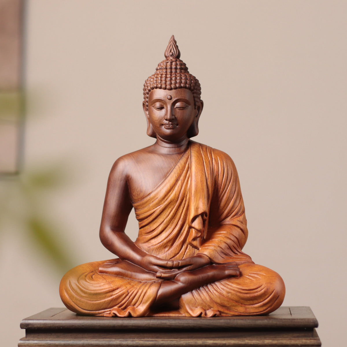 Brown & Gold Meditation Buddha in Padauk Wood — Product photo 6