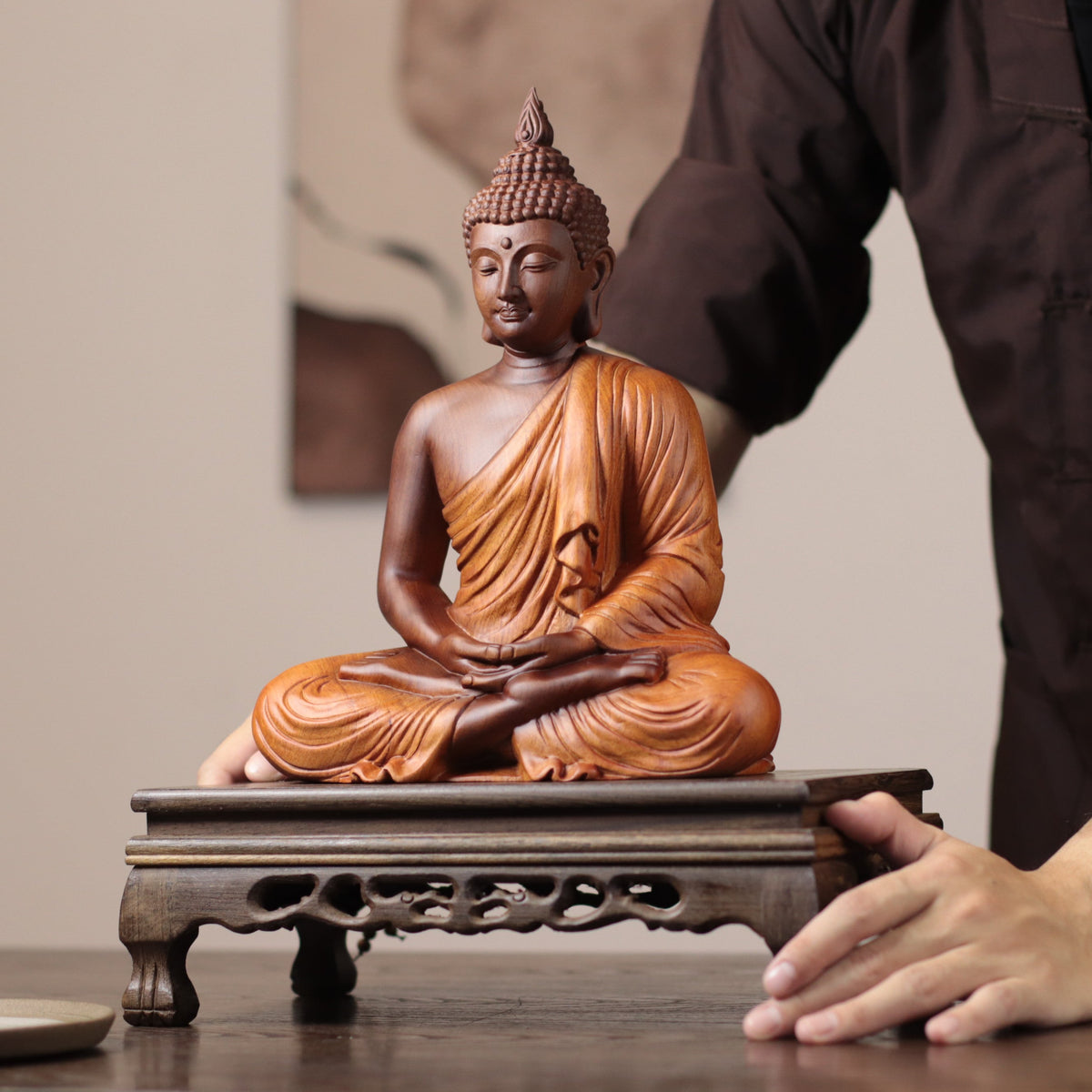 Brown & Gold Meditation Buddha in Padauk Wood — Product photo 2